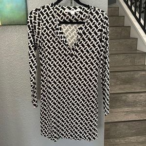 Diane von Furstenberg  Black White Geometric Print
Dress 100% Silk size 2.